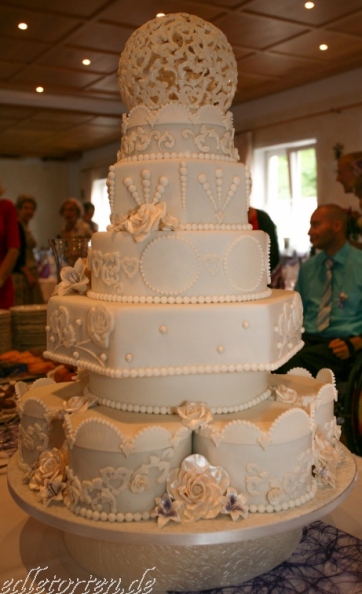 Hochzeitstorte Dresden-München 6 Etagen mit Barock-Kugel