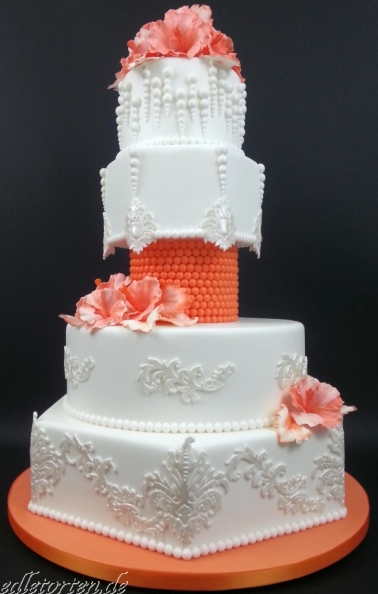 Messe-Dresden-2015-Hochzeitstorte-Weiss-Orange-Hibiskus.jpg